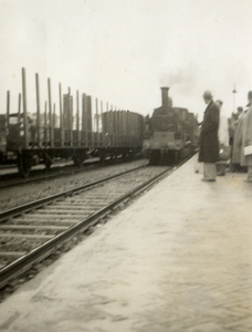 97821 Afbeelding van de aankomst van een stoonmtrein op een station in een onbekende plaats.